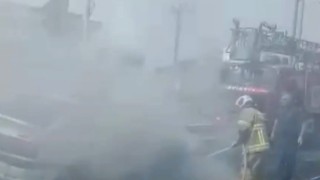 Edremitte karayolunu duman altında bırakan araç yangını