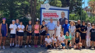 Efeler Belediyesi Tenis Turnuvasında ödüller sahiplerini buldu