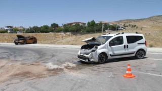 Elazığda hafif ticari araç ile otomobil çarpıştı: 7 yaralı