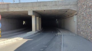 Elazığda kamyon alt geçide çarptı