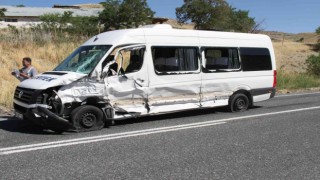 Elazığda kamyon ile minibüs çarpıştı: 2 yaralı