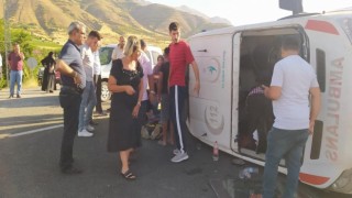 Elazığda otomobil ambulansa çarptı: 3 yaralı