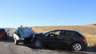 Elazığda otomobiller kafa kafaya çarpıştı: 8 yaralı