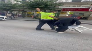 Elazığda polis, trafiği durdurup yaşlı adamı yolun karşısına geçirdi
