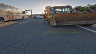 Elazığda ters yöne giren iş makinesi otomobile çarptı: 3 yaralı