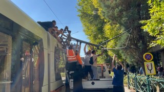 Elektrik bağlantı çubuğu kırılan tramvay yolda kaldı