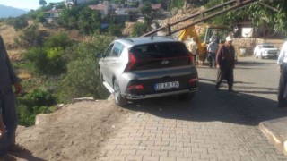 Elektrik direği uçurumdan yuvarlanmasına engel oldu