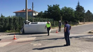 Elektrik direğine çarpan minibüs devrildi: 3 yaralı