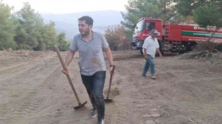 Ellerine kürekleri aldılar, alevlerin üzerine koştular
