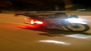 Ellerini bırakıp motorun üzerinde yatarak gitti