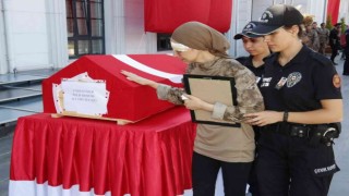 En acı an: Yaralı halde polis eşinin cenazesine katıldı