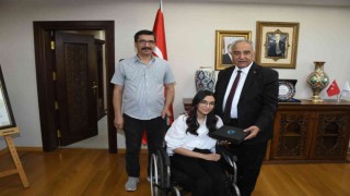 Engeline rağmen YKSde derece yapan öğrenciye plaket