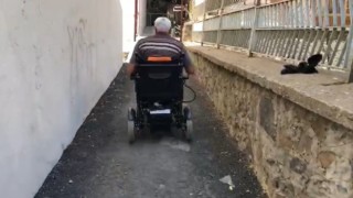 Engelli yaşlı adama akülü sandalye hediye edildi