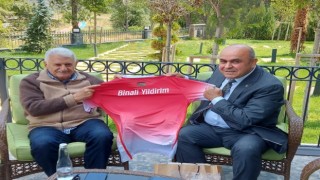 Engin Fırattan Binali Yıldırıma forma hediyesi