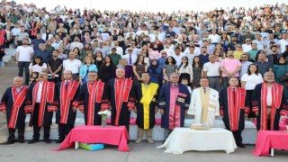 ERÜ Edebiyat Fakültesinde mezuniyet coşkusu yaşandı