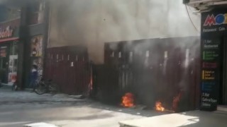 Erzincanda işlek caddede çıkan yangın korkuttu