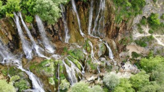 Erzincanda tatilciler serinlemek için şelalelere akın ediyor