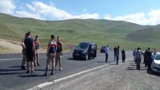 Erzurumda kaza sonrası köylüler yolu trafiğe kapattı