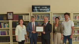 Esat Anıktan DPÜye 685 kitap bağışı