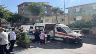 Esenlerde otomobil önce merdivenlere sonra park halindeki araca çarptı