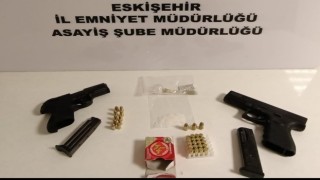 Eskişehirde çok sayıda tabanca ve uyuşturucu madde ele geçirildi