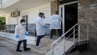 Ev sahibi kokudan şüphelendi, kiracısı evinde ölü bulundu