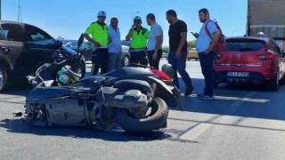 Fatihte park halinde otomobile çarpan motosikletli yaralandı