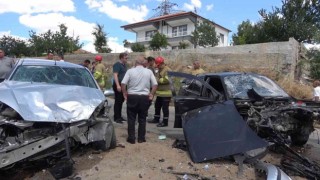 Feci kaza, iki otomobil kafa kafaya çarpıştı: 10 yaralı