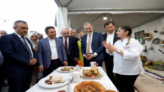 Festival çadırında el emeği ürünler sergilendi