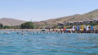 Festivalde yüzmeye devam edemeyenler kumandalı can simidiyle kurtarıldı