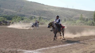 Final maçında atı şahlanan sporcu attan düştü yürekler ağıza geldi