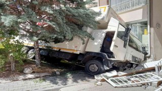 Freni arızalanan nakliye kamyonunun bina boşluğuna düşüş anı kamerada