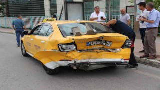 Frenleri tutmayan otomobil ticari taksiye çarptı: 3 yaralı