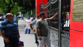 Geç kaldığı KPSSye giremedi, elindeki kağıdı gösterip Burada öyle bir şey yazmıyor dedi