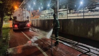 Gece Temizlik Timi, sokakları pırıl pırıl temizliyor