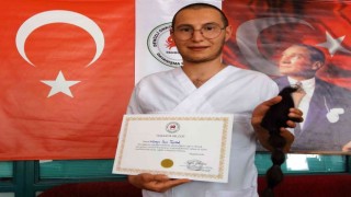 Genç eczacı gözü gibi baktığı saçını onkoloji hastaları için kestirdi