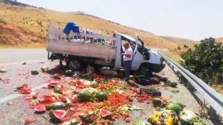 Gercüşte meyve sebze yüklü kamyonet devrildi: 3 yaralı