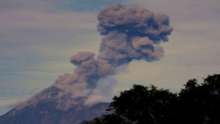 Guatemaladaki Fuego Yanardağı kül ve duman püskürttü