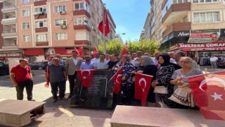 Güngörendeki patlamanın zanlısı etkisiz hale getirilince, mağdur yakınları bayraklarla olay yerinde toplandı