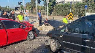 Hafif ticari araç ile otomobil çarpıştı: 2 yaralı