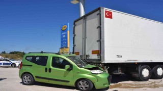 Hafif ticari araç tıra çarptı: 1 yaralı
