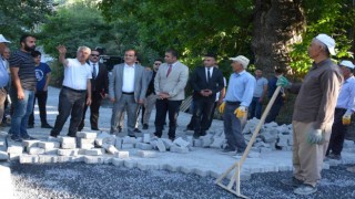 Hakkaride bir semt toprak yoldan kurtarıldı