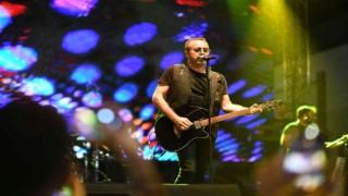 Haluk Levent, konser alanındaki pamuk şekerlerini aldı