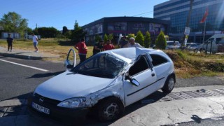 Hasta taşıyan araca otomobilin çarpıp takla atması sonucu 2 kişinin yaralandığı kaza kamerada