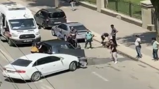 Hatalı sollama kaza getirdi, 2 kişi yaralandı: Kaza anı kamerada