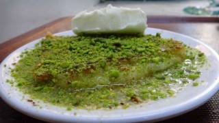 Hatayın meşhur tatlısı künefe, bayram sofralarının vazgeçilmezi