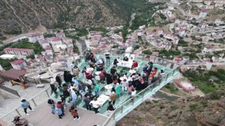 Hava Kuvvetleri Komutanlığı askeri personelinin nikahı 240 metre yükseklikte kıyıldı