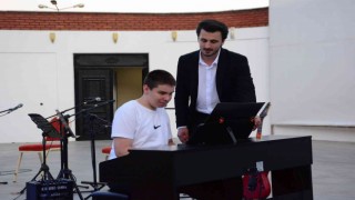 Hayatını müziğe adayan özel bireyin tek hayali Tarkan ile tanışmak