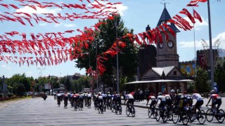 Hem pedal çeviriyorlar hem de Kayseriyi dünyaya tanıtıyorlar