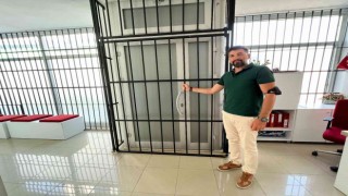 Hırsızlardan korunmak için işyerini demir parmaklıklarla kapladı, çalışanlarına nöbet tutturdu